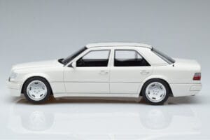 Mercedes E60 AMG W124 Bianco Otto 1:18 B66040640 Resina — immagine 3 di 6