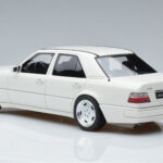 Mercedes E60 AMG W124 Bianco Otto 1:18 - image 5 of 6