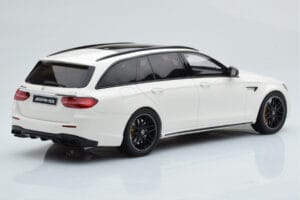 Mercedes AMG E63 S S213 T-Model Bianco GT Spirit 1:18 GT795 Resina — immagine 2 di 6