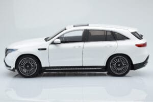 Mercedes EQC 400 Diamond Bianco NZG 1:18 B66963756 Pressofusione — immagine 4 di 8