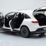 Mercedes EQC 400 Diamond Bianco NZG 1:18 - image 5 of 8