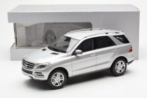 Mercedes M-Class W166 Iridium Argento Metallizzato Minichamps 1:18 B66960064 Pressofusione — immagine 8 di 8