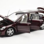 Mercedes R-Class W251 Rosso Metallizzato Minichamps 1:18 - image 2 of 8