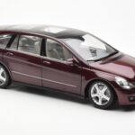 Mercedes R-Class W251 Rosso Metallizzato Minichamps 1:18 - image 6 of 8