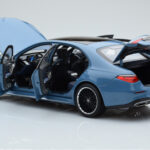Mercedes S-Class W223 Vintage Blu Norev 1:18 - image 4 of 7