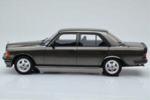 Mercedes W123 AMG 280 Grigio Otto 1:18 OT750 Resina — immagine 3 di 6