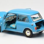 Morris Mini Minor Blu Kyosho 1:18 08964BL - image 5 of 8