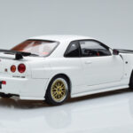 Nissan Skyline GT-R R34 Nismo Z-Tune Bianco MotorHelix 1:18 - image 3 of 11