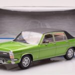 Opel Diplomat B Verde Metallizzato MCG 1:18 - image 6 of 6
