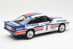 Opel Manta 400 Rothmans #8 J. McRae / I. Grindrod Lombard RAC Rally 1983 IXO 1:18 18RMC038A Pressofusione — immagine 2 di 6