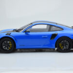 Porsche 911 GT2 RS 991.2 Weissach Package Blu Cerchi in Magnesio Neri Minichamps 1:18 - image 3 of 6