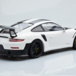 Porsche 911 GT2 RS 991.2 Weissach Package Bianco Cerchi in Magnesio Neri Minichamps 1:18 - image 2 of 6