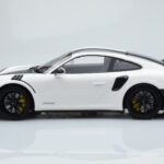 Porsche 911 GT2 RS 991.2 Weissach Package Bianco Cerchi in Magnesio Neri Minichamps 1:18 - image 3 of 6