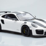 Porsche 911 GT2 RS 991.2 Weissach Package Bianco Cerchi in Magnesio Neri Minichamps 1:18 - image 4 of 6