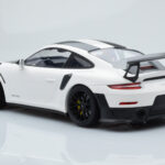 Porsche 911 GT2 RS 991.2 Weissach Package Bianco Cerchi in Magnesio Neri Minichamps 1:18 - image 5 of 6