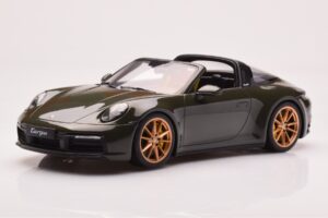 Porsche 911 992 Targa 4S Verde Oliva GT Spirit 1:18 GT438