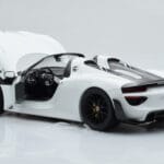 Porsche 918 Spyder Weissach Package Bianco Con Cerchi Neri Minichamps 1:18 - image 6 of 9