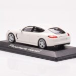 Porsche Panamera 970 Diesel Carrara Bianco Minichamps 1:43 - image 3 of 4