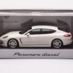 Porsche Panamera 970 Diesel Carrara Bianco Minichamps 1:43 - image 4 of 4