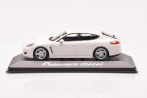 Porsche Panamera 970 Diesel Carrara Bianco Minichamps 1:43