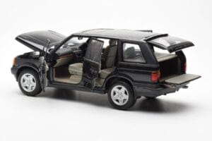 Range Rover P38 4.6 HSE Nero Metallizzato AUTOart 1:18 70017 Pressofusione — immagine 8 di 9