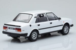 Skoda 130 L Bianco IXO 1:18 18CMC158 Pressofusione — immagine 2 di 6