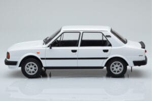 Skoda 130 L Bianco IXO 1:18 18CMC158 Pressofusione — immagine 3 di 6