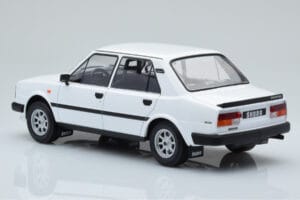 Skoda 130 L Bianco IXO 1:18 18CMC158 Pressofusione — immagine 5 di 6