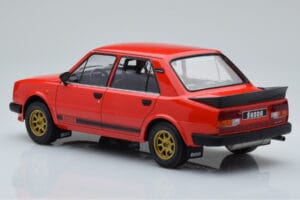 Skoda 130 LR Rosso IXO 1:18 18CMC159 Pressofusione — immagine 5 di 6