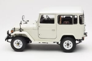 Toyota Land Cruiser FJ40 Van Bianco Kyosho 1:18 08971W Pressofusione — immagine 4 di 8