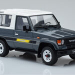 Toyota Land Cruiser LJ73 Grigio Otto 1:18 - image 4 of 6