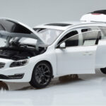 Volvo V60 D3 Crystal Bianco FAW 1:18 - image 2 of 7