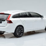 Volvo V60 D3 Crystal Bianco FAW 1:18 - image 3 of 7