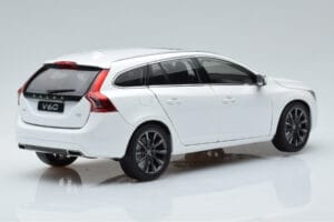 Volvo V60 D3 Crystal Bianco FAW 1:18 9430840 Pressofusione — immagine 3 di 7