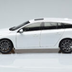 Volvo V60 D3 Crystal Bianco FAW 1:18 - image 4 of 7