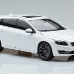 Volvo V60 D3 Crystal Bianco FAW 1:18 - image 5 of 7