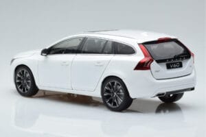 Volvo V60 D3 Crystal Bianco FAW 1:18 9430840 Pressofusione — immagine 6 di 7