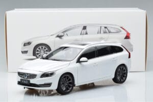 Volvo V60 D3 Crystal Bianco FAW 1:18 9430840 Pressofusione — immagine 7 di 7