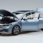 Volkswagen Passat B8 Blu FAW 1:18 ZVF000003A Pressofusione - image 2 of 7