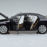 Volkswagen Phaeton V6 Mazeppa Grigio Kyosho 1:18 - image 4 of 9