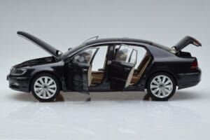 Volkswagen Phaeton V6 Mazeppa Grigio Kyosho 1:18 08831MBK Pressofusione — immagine 4 di 9