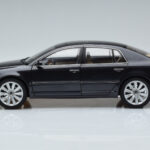 Volkswagen Phaeton V6 Mazeppa Grigio Kyosho 1:18 - image 5 of 9