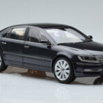 Volkswagen Phaeton V6 Mazeppa Grigio Kyosho 1:18 - image 6 of 9