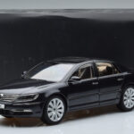 Volkswagen Phaeton V6 Mazeppa Grigio Kyosho 1:18 - image 9 of 9