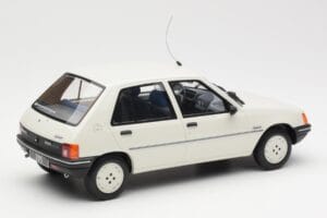Peugeot 205 Junior Bianco Otto 1:18 OT463 Resina — immagine 2 di 6