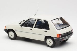 Peugeot 205 Junior Bianco Otto 1:18 OT463 Resina — immagine 5 di 6