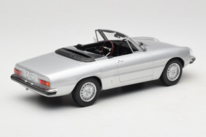 Alfa Romeo 2000 Spider Argento Norev 1:18 187884 Pressofusione — immagine 2 di 6