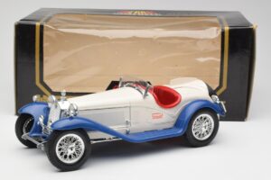 Alfa Romeo 2300 Spider Bianco & Blu Bburago 1:18 3008-M1 Pressofusione — immagine 6 di 6