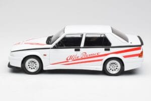 Alfa Romeo 75 Turbo Evoluzione Bianco MCG 1:18 MCG18430 Pressofusione — immagine 3 di 6