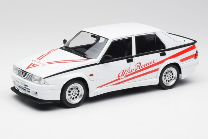 Alfa Romeo 75 Turbo Evoluzione Bianco MCG 1:18 MCG18430 Pressofusione